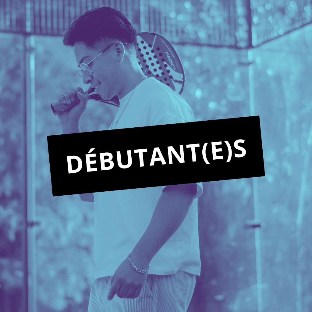 Un joueur débutant le padel dans une ambiance conviviale à Rennes